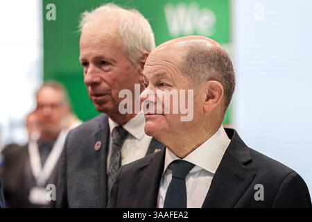 Messerundgang von Bundeskanzler Olaf Scholz Hannover Messe 2025: Halle 5, Stand D18, Firma Schaeffler, Entwicklung im Bereich Motion, Olaf Scholz SPD Bundeskanzler Stephan weil SPD Niedersächsischer Ministerpräsident StÃ phane Dion Sondergesandter für die Europäische Union und Europa des Partnerland Kanadas. Hannover Hannover Messe, Messegelände Niedersachsen, Region Hannover Deutschland *** Messeführung durch Bundeskanzler Olaf Scholz Hannover Messe 2025 Halle 5, Stand D18, Schaeffler, Motion Development, Olaf Scholz SPD Bundeskanzler Stephan weil SPD Ministerpräsident der Lower S Stockfoto
