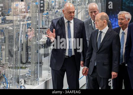 Messerundgang von Bundeskanzler Olaf Scholz Hannover Messe 2025: Halle 7, Stand A32, Firma Festo Automatisierungstechnik: OLAF Scholz SPD Bundeskanzler Stephan weil SPD Niedersächsischer Ministerpräsident StÃ phane Dion Sondergesandter für die Europäische Union und Europa des Partnerland Kanadas. Hannover Hannover Messe, Messegelände Niedersachsen, Region Hannover Deutschland *** Messeführung durch Bundeskanzler Olaf Scholz Hannover Messe 2025 Halle 7, Stand A32, Festo Automatisierungstechnik Olaf Scholz SPD Bundeskanzler Stephan weil SPD Ministerpräsident Niedersachsens Stáphane Stockfoto