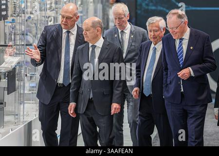 Messerundgang von Bundeskanzler Olaf Scholz Hannover Messe 2025: Halle 7, Stand A32, Firma Festo Automatisierungstechnik: OLAF Scholz SPD Bundeskanzler Stephan weil SPD Niedersächsischer Ministerpräsident StÃ phane Dion Sondergesandter für die Europäische Union und Europa des Partnerland Kanadas. Hannover Hannover Messe, Messegelände Niedersachsen, Region Hannover Deutschland *** Messeführung durch Bundeskanzler Olaf Scholz Hannover Messe 2025 Halle 7, Stand A32, Festo Automatisierungstechnik Olaf Scholz SPD Bundeskanzler Stephan weil SPD Ministerpräsident Niedersachsens Stáphane Stockfoto