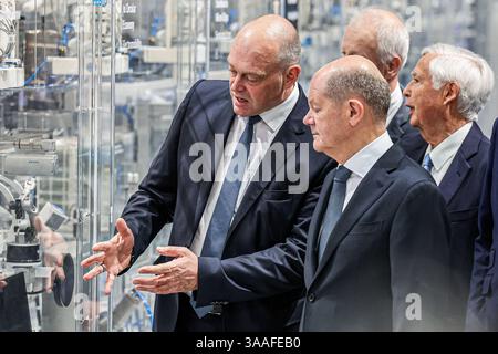 Messerundgang von Bundeskanzler Olaf Scholz Hannover Messe 2025: Halle 7, Stand A32, Firma Festo Automatisierungstechnik: OLAF Scholz SPD Bundeskanzler Stephan weil SPD Niedersächsischer Ministerpräsident StÃ phane Dion Sondergesandter für die Europäische Union und Europa des Partnerland Kanadas. Hannover Hannover Messe, Messegelände Niedersachsen, Region Hannover Deutschland *** Messeführung durch Bundeskanzler Olaf Scholz Hannover Messe 2025 Halle 7, Stand A32, Festo Automatisierungstechnik Olaf Scholz SPD Bundeskanzler Stephan weil SPD Ministerpräsident Niedersachsens Stáphane Stockfoto