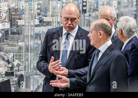 Messerundgang von Bundeskanzler Olaf Scholz Hannover Messe 2025: Halle 7, Stand A32, Firma Festo Automatisierungstechnik: OLAF Scholz SPD Bundeskanzler Stephan weil SPD Niedersächsischer Ministerpräsident StÃ phane Dion Sondergesandter für die Europäische Union und Europa des Partnerland Kanadas. Hannover Hannover Messe, Messegelände Niedersachsen, Region Hannover Deutschland *** Messeführung durch Bundeskanzler Olaf Scholz Hannover Messe 2025 Halle 7, Stand A32, Festo Automatisierungstechnik Olaf Scholz SPD Bundeskanzler Stephan weil SPD Ministerpräsident Niedersachsens Stáphane Stockfoto