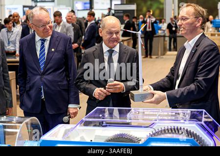 Messerundgang von Bundeskanzler Olaf Scholz Hannover Messe 2025: Halle 5, Stand B16, Firma Flender, Hersteller von mechanischen und elektrischen Antriebssystemen: OLAF Scholz SPD Bundeskanzler Stephan weil SPD Niedersächsischer Ministerpräsident StÃ phane Dion Sondergesandter für die Europäische Union und Europa des Partnerland Kanadas. Hannover Hannover Messe, Messegelände Niedersachsen, Region Hannover Deutschland *** Messeführung durch Bundeskanzler Olaf Scholz Hannover Messe 2025 Halle 5, Stand B16, Flender, Hersteller mechanischer und elektrischer Antriebssysteme Olaf Scholz SPD Fed Stockfoto