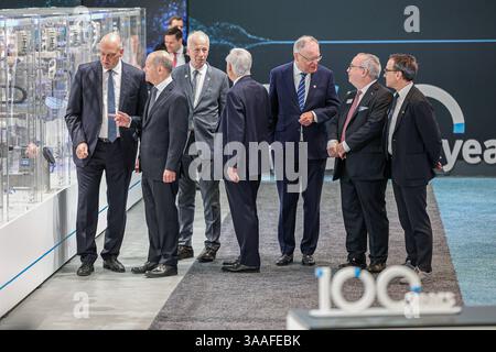Messerundgang von Bundeskanzler Olaf Scholz Hannover Messe 2025: Halle 7, Stand A32, Firma Festo Automatisierungstechnik: OLAF Scholz SPD Bundeskanzler Stephan weil SPD Niedersächsischer Ministerpräsident StÃ phane Dion Sondergesandter für die Europäische Union und Europa des Partnerland Kanadas. Hannover Hannover Messe, Messegelände Niedersachsen, Region Hannover Deutschland *** Messeführung durch Bundeskanzler Olaf Scholz Hannover Messe 2025 Halle 7, Stand A32, Festo Automatisierungstechnik Olaf Scholz SPD Bundeskanzler Stephan weil SPD Ministerpräsident Niedersachsens Stáphane Stockfoto