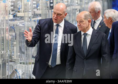 Messerundgang von Bundeskanzler Olaf Scholz Hannover Messe 2025: Halle 7, Stand A32, Firma Festo Automatisierungstechnik: OLAF Scholz SPD Bundeskanzler Stephan weil SPD Niedersächsischer Ministerpräsident StÃ phane Dion Sondergesandter für die Europäische Union und Europa des Partnerland Kanadas. Hannover Hannover Messe, Messegelände Niedersachsen, Region Hannover Deutschland *** Messeführung durch Bundeskanzler Olaf Scholz Hannover Messe 2025 Halle 7, Stand A32, Festo Automatisierungstechnik Olaf Scholz SPD Bundeskanzler Stephan weil SPD Ministerpräsident Niedersachsens Stáphane Stockfoto