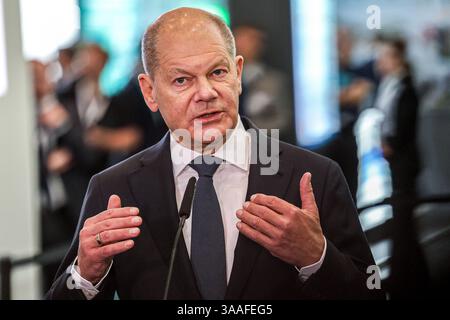 Messerundgang von Bundeskanzler Olaf Scholz Hannover Messe 2025: OLAF Scholz SPD Bundeskanzler Presseerklärung Hannover Messe, Messegelände Niedersachsen, Region Hannover Deutschland *** Rundgang durch Bundeskanzler Olaf Scholz Hannover Messe 2025 Olaf Scholz SPD Bundeskanzler Pressemitteilung Hannover Messe, Messegelände Niedersachsen, Region Hannover Deutschland Stockfoto