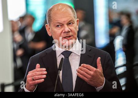 Messerundgang von Bundeskanzler Olaf Scholz Hannover Messe 2025: OLAF Scholz SPD Bundeskanzler Presseerklärung Hannover Messe, Messegelände Niedersachsen, Region Hannover Deutschland *** Rundgang durch Bundeskanzler Olaf Scholz Hannover Messe 2025 Olaf Scholz SPD Bundeskanzler Pressemitteilung Hannover Messe, Messegelände Niedersachsen, Region Hannover Deutschland Stockfoto