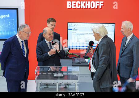 Messerundgang von Bundeskanzler Olaf Scholz Hannover Messe 2025: Hannover Hannover Messe, Messegelände Niedersachsen, Region Hannover Deutschland *** Rundgang durch Bundeskanzler Olaf Scholz Hannover Messe 2025 Hannover Messe, Niedersachsen Messe, Region Hannover Deutschland Stockfoto