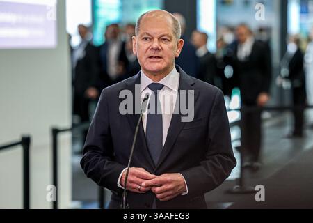 Messerundgang von Bundeskanzler Olaf Scholz Hannover Messe 2025: OLAF Scholz SPD Bundeskanzler Presseerklärung Hannover Messe, Messegelände Niedersachsen, Region Hannover Deutschland *** Rundgang durch Bundeskanzler Olaf Scholz Hannover Messe 2025 Olaf Scholz SPD Bundeskanzler Pressemitteilung Hannover Messe, Messegelände Niedersachsen, Region Hannover Deutschland Stockfoto