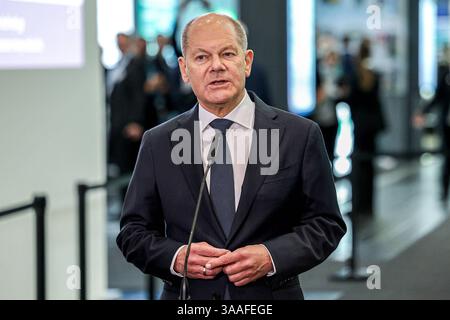 Messerundgang von Bundeskanzler Olaf Scholz Hannover Messe 2025: OLAF Scholz SPD Bundeskanzler Presseerklärung Hannover Messe, Messegelände Niedersachsen, Region Hannover Deutschland *** Rundgang durch Bundeskanzler Olaf Scholz Hannover Messe 2025 Olaf Scholz SPD Bundeskanzler Pressemitteilung Hannover Messe, Messegelände Niedersachsen, Region Hannover Deutschland Stockfoto