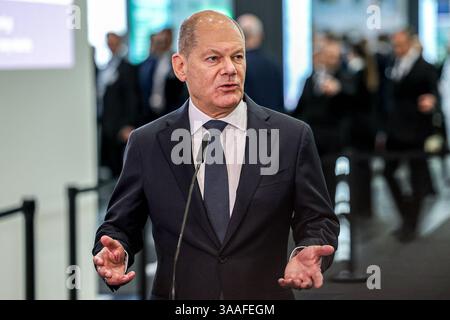 Messerundgang von Bundeskanzler Olaf Scholz Hannover Messe 2025: OLAF Scholz SPD Bundeskanzler Presseerklärung Hannover Messe, Messegelände Niedersachsen, Region Hannover Deutschland *** Rundgang durch Bundeskanzler Olaf Scholz Hannover Messe 2025 Olaf Scholz SPD Bundeskanzler Pressemitteilung Hannover Messe, Messegelände Niedersachsen, Region Hannover Deutschland Stockfoto