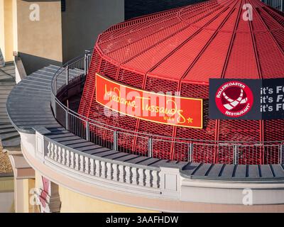 Madame Tussauds Wien Schild an der Außenfassade des Gebäudes. Berühmtes Wachsfigurenmuseum im Prater-Vergnügungspark in Wien. Nahaufnahme des Logos. Stockfoto