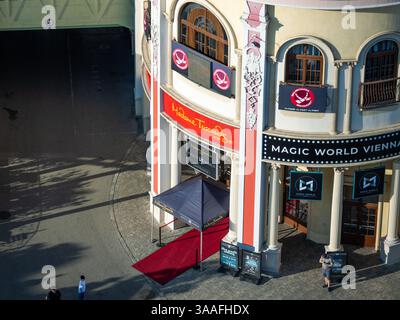 Eintritt Madame Tussauds Wien und Magic World Vienna. Gebäude außerhalb der Freizeitaktivitäten im Prater Vergnügungspark. Stockfoto