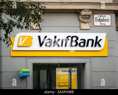 VakıfBank-Logo-Schild an der Außenfassade des Gebäudes. Türkische Bank in Europa. Finanzdienstleistungen und Bankgeschäfte für Privatkunden. Stockfoto