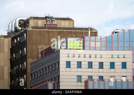 SIND Logo der österreichischen Real Estate GmbH. Schild oben auf einem Bürogebäude in der Hauptstadt. Wohn- und Wohnbauprojekte. Stockfoto