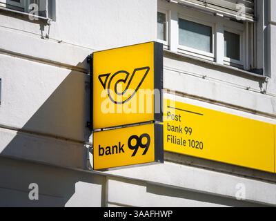 Bank99-Logo der österreichischen Bank. Eine Niederlassung in der Stadt Wien. Gelbes Symbol des Pfostenhorns, das als Werbung an einer Gebäudefassade angebracht ist. Stockfoto