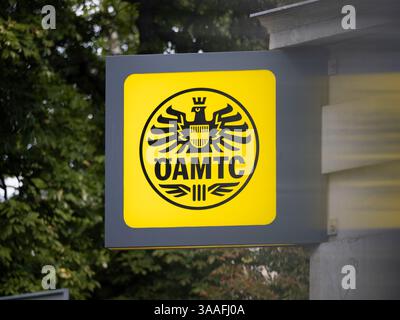 ÖAMTC-Logo des österreichischen Autoklubs. Nahaufnahme der Beschilderung an der Außenfassade des Gebäudes. Mobilitätsassoziation zur Unterstützung der Pannenhilfe. Stockfoto