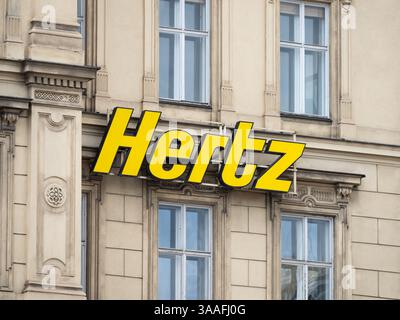 Hertz-Logo-Zeichen der amerikanischen Autovermietung. Unternehmen in der Transport- und Tourismusbranche. Außenansicht eines Bürogebäudes. Stockfoto
