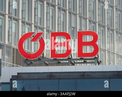 ÖBB-Logozeichen der Staatsgesellschaft Österreichische Bundesbahnen. Eingang zum Hauptbahnhof in Wien. Stockfoto
