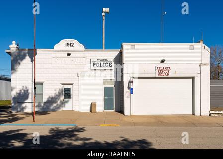 Atlanta, Illinois - USA - 22. März 2025: Außenansicht des Stadthauses von Atlanta und der Polizeistation im Zentrum von Atlanta, Illinois, USA. Stockfoto