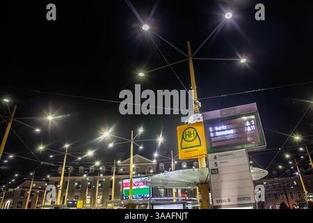 GRAZ, ÖSTERREICH - 17. DEZEMBER 2024: Nacht am Straßenbahnbahnhof Jakominiplatz, beleuchtete Verkehrsschilder und Straßenbahnfahrpläne. Grazer strassenbahn oder graz Stockfoto