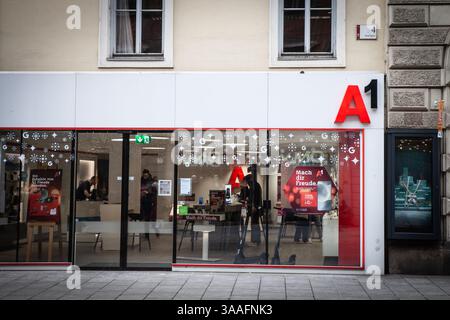 GRAZ, ÖSTERREICH - 17. DEZEMBER 2024: A1 Telekommunikations-Einzelhandelsgeschäft in Graz, präsentiert Markenbeschilderung und Technologieprodukte. A1 Telekom Austria ist Stockfoto