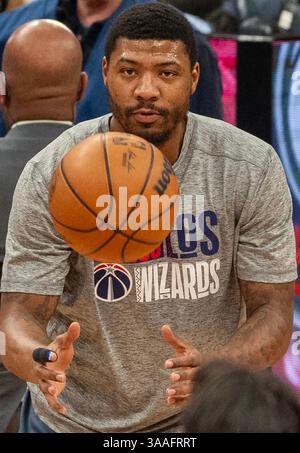 Washington, USA. 31. März 2025. WASHINGTON, DC - MÄRZ 31: Marcus Smart (36), der Wachmann der Washington Wizards, wärmt sich vor einem NBA-Spiel zwischen den Washington Wizards und den Miami Heat am 31. März 2025 in der Capital One Arena in Washington, DC auf. (Foto: Tony Quinn/SipaUSA) Credit: SIPA USA/Alamy Live News Stockfoto