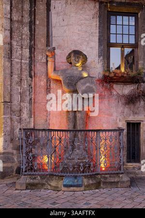 Beleuchtete Roland-Statue am Rathaus in der Abenddämmerung, Quedlinburg, Sachsen-Anhalt, Deutschland, Europa Stockfoto