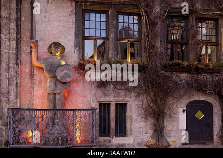 Beleuchtete Roland-Statue am Rathaus in der Abenddämmerung, Quedlinburg, Sachsen-Anhalt, Deutschland, Europa Stockfoto