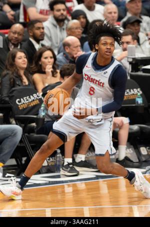 Washington, USA. 31. März 2025. WASHINGTON, DC - MÄRZ 31: Der Washington Wizards Guard Bub Carrington (8) dribbelt während eines NBA-Spiels zwischen den Washington Wizards und den Miami Heat am 31. März 2025 in der Capital One Arena in Washington, DC. (Foto: Tony Quinn/SipaUSA) Credit: SIPA USA/Alamy Live News Stockfoto