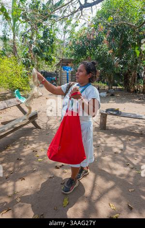 Junge Frau aus der indigenen Gemeinde Arhuaco in Katanzama, Sierra Nevada de Santa Marta, Kolumbien Stockfoto