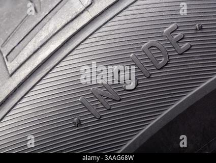 Aufschrift auf dem neuen Rad in Nahaufnahme innen Stockfoto