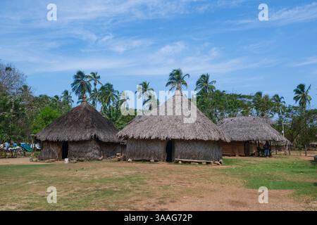 Typisches Strohdach und getrocknete Schlamm- oder Piserhütten in der Arhuaco-Indigenen Gemeinde Katanzama, Sierra Nevada de Santa Marta, Kolumbien Stockfoto