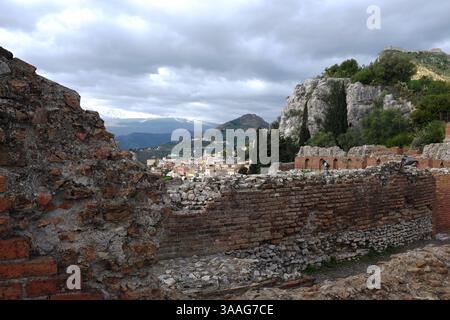 Historische Steinmauern, die das antike griechische Theater von Taormina in Sizilien, Italien, umgeben Stockfoto