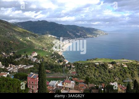 Scenische Luftansicht der Küste von Taormina von der Piazza IX Aprile in Sizilien, Italien Stockfoto