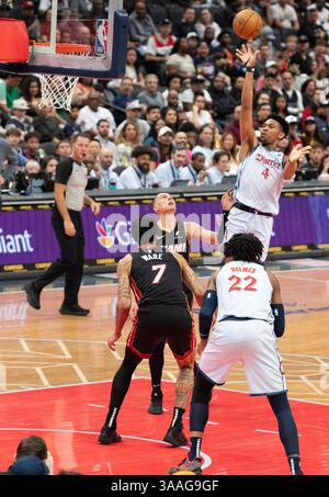 Washington, USA. 31. März 2025. WASHINGTON, DC - MÄRZ 31: Washington Wizards Wächter Jaylen Martin (4) lobt bei einem NBA-Spiel zwischen den Washington Wizards und den Miami Heat am 31. März 2025 in der Capital One Arena in Washington, DC. (Foto: Tony Quinn/SipaUSA) Credit: SIPA USA/Alamy Live News Stockfoto