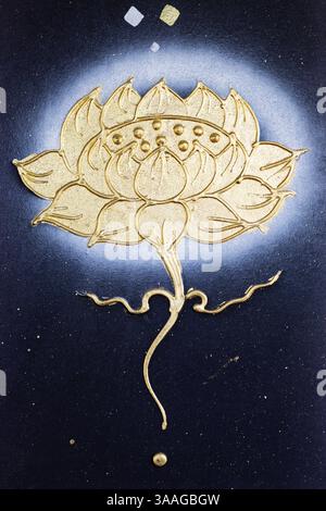Goldene Blume auf dunkler Leinwand Stockfoto