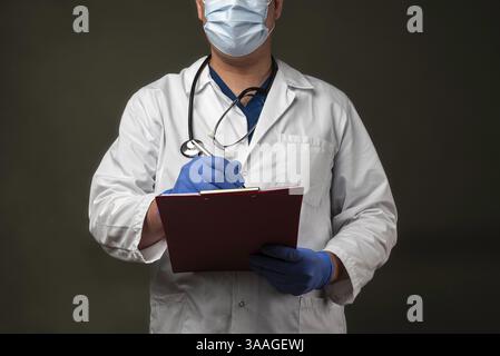 Arzt mit Arztmantel und Stethoskop im Krankenhaus Stockfoto