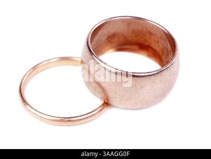 Zwei alte gold Ehering, isolieren auf weiß Stockfoto