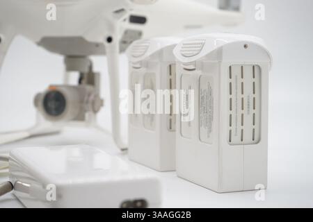 Bangkok, Thailand - 26. März 2022, das Batteriemodell für Phantom 4 Pro in Thailand auf weißem Hintergrund, ist es bereit für den Weiterverkauf auf dem Internet-Kanal. Stockfoto