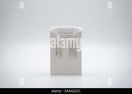 Bangkok, Thailand - 26. März 2022, das Batteriemodell für Phantom 4 Pro in Thailand auf weißem Hintergrund, ist es bereit für den Weiterverkauf auf dem Internet-Kanal. Stockfoto