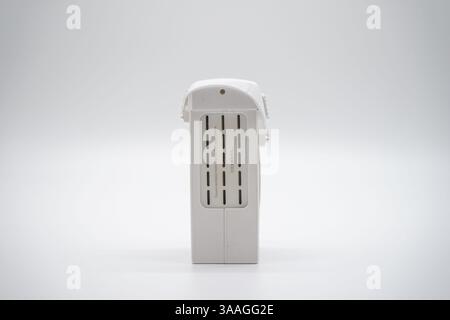 Bangkok, Thailand - 26. März 2022, das Batteriemodell für Phantom 4 Pro in Thailand auf weißem Hintergrund, ist es bereit für den Weiterverkauf auf dem Internet-Kanal. Stockfoto