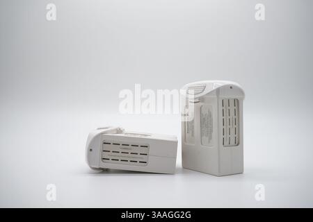 Bangkok, Thailand - 26. März 2022, das Batteriemodell für Phantom 4 Pro in Thailand auf weißem Hintergrund, ist es bereit für den Weiterverkauf auf dem Internet-Kanal. Stockfoto