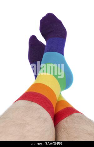 Herren, die behaarte Beine in gestreiften gefärbt Socken Spaß. Isoliert auf weiß Stockfoto