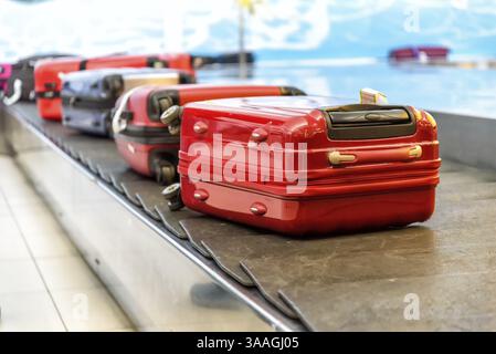 Gepäck auf einem Gepäckkarussell am Flughafen Stockfoto