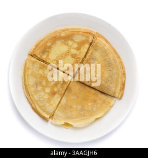 Pfannkuchen auf einem Teller gestapelt. Auf weiß isolieren Stockfoto