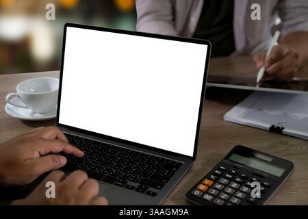 Geschäftsmann uns Mockup Arbeiten ein Desktop-Computer auf dem leeren Bildschirm ersetzt Ihr Design Mockup im Büro. Stockfoto