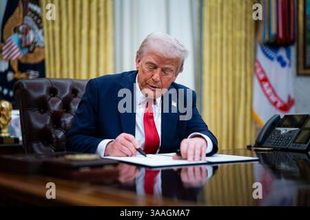 Washington, DC, USA. 31. März 2025. US-Präsident Donald Trump unterzeichnet am Montag, den 31. März im Oval Office des Weißen Hauses in Washington, D.C. 2025. der Beschluss weist die Federal Trade Commission an, mit dem Justizministerium zusammenzuarbeiten, um sicherzustellen, dass die Wettbewerbsgesetze in der Konzert- und Unterhaltungsindustrie durchgesetzt werden, und fordert die staatlichen Verbraucherschutzbehörden auf, die Durchsetzung der Wettbewerbsvorschriften zu gewährleisten. Quelle: Al Drago/Pool über CNP/dpa/Alamy Live News Stockfoto