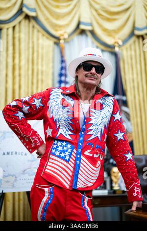 Washington, DC, USA. 31. März 2025. Sängerin Kid Rock während einer Executive Order unterzeichnete im Oval Office des Weißen Hauses in Washington, DC, USA, am Montag, den 31. März, 2025. der Beschluss weist die Federal Trade Commission an, mit dem Justizministerium zusammenzuarbeiten, um sicherzustellen, dass die Wettbewerbsgesetze in der Konzert- und Unterhaltungsindustrie durchgesetzt werden, und fordert die staatlichen Verbraucherschutzbehörden auf, die Durchsetzung der Wettbewerbsvorschriften zu gewährleisten. Quelle: Al Drago/Pool über CNP/dpa/Alamy Live News Stockfoto