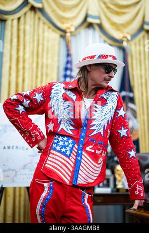 Washington, DC, USA. 31. März 2025. Sängerin Kid Rock während einer Executive Order unterzeichnete im Oval Office des Weißen Hauses in Washington, DC, USA, am Montag, den 31. März, 2025. der Beschluss weist die Federal Trade Commission an, mit dem Justizministerium zusammenzuarbeiten, um sicherzustellen, dass die Wettbewerbsgesetze in der Konzert- und Unterhaltungsindustrie durchgesetzt werden, und fordert die staatlichen Verbraucherschutzbehörden auf, die Durchsetzung der Wettbewerbsvorschriften zu gewährleisten. Quelle: Al Drago/Pool über CNP/dpa/Alamy Live News Stockfoto