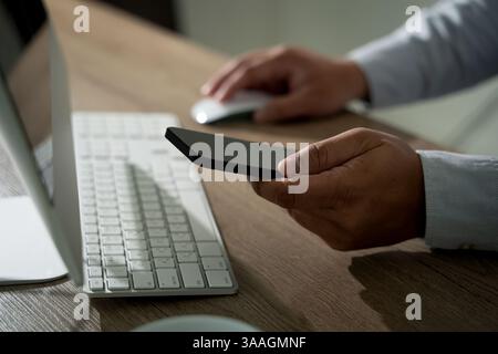 Mann hält die Hände und benutzt ein digitales Tablet Mobiltelefon mit leerem Kopierraum Stockfoto